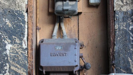 تابلو برق چوبی قدیمی